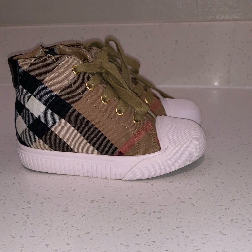 Girls sneakers